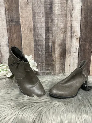 Boots Ankle Flats By Cme In Grey, Size: 7.5