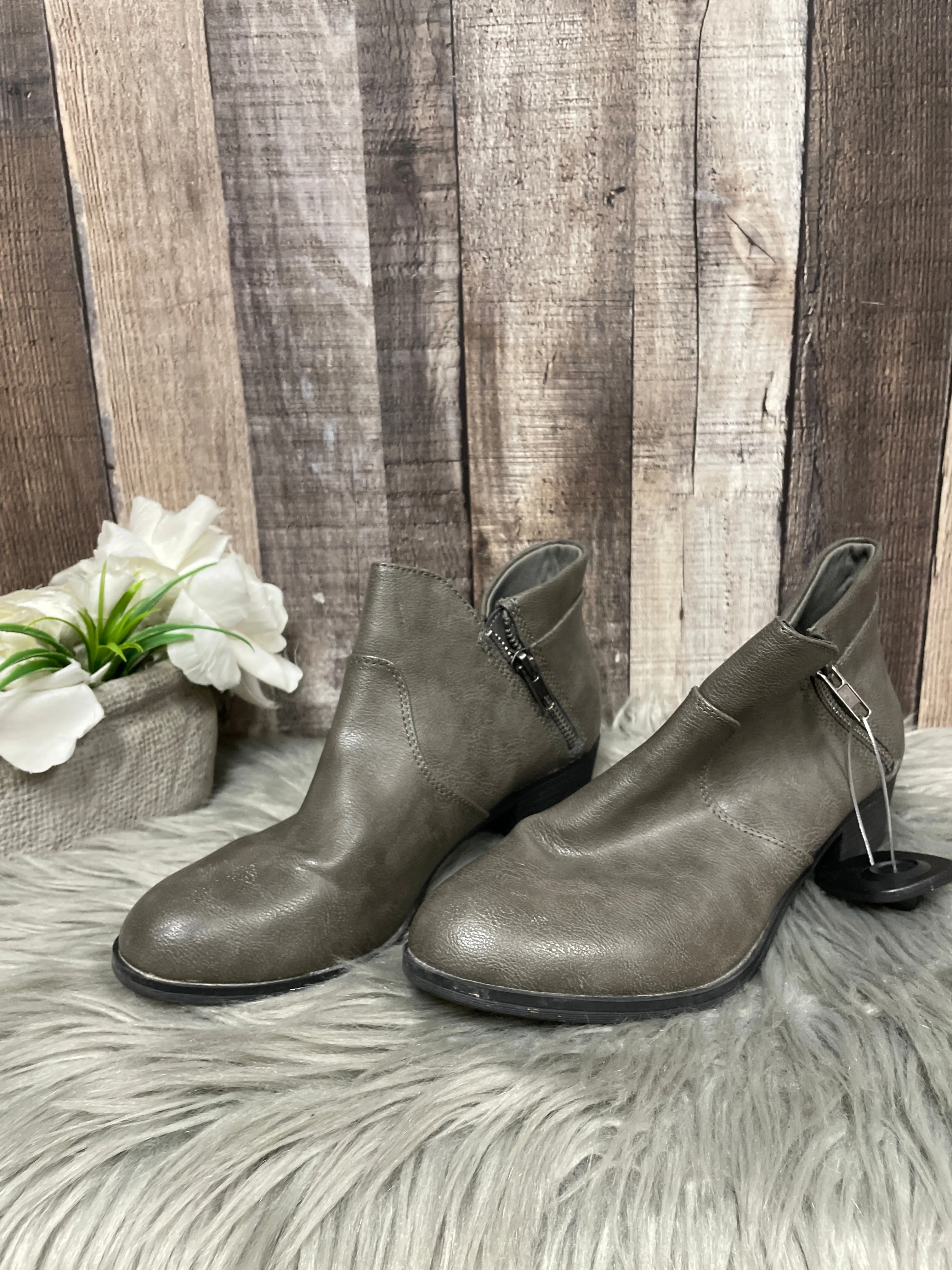 Boots Ankle Flats By Cme In Grey, Size: 7.5