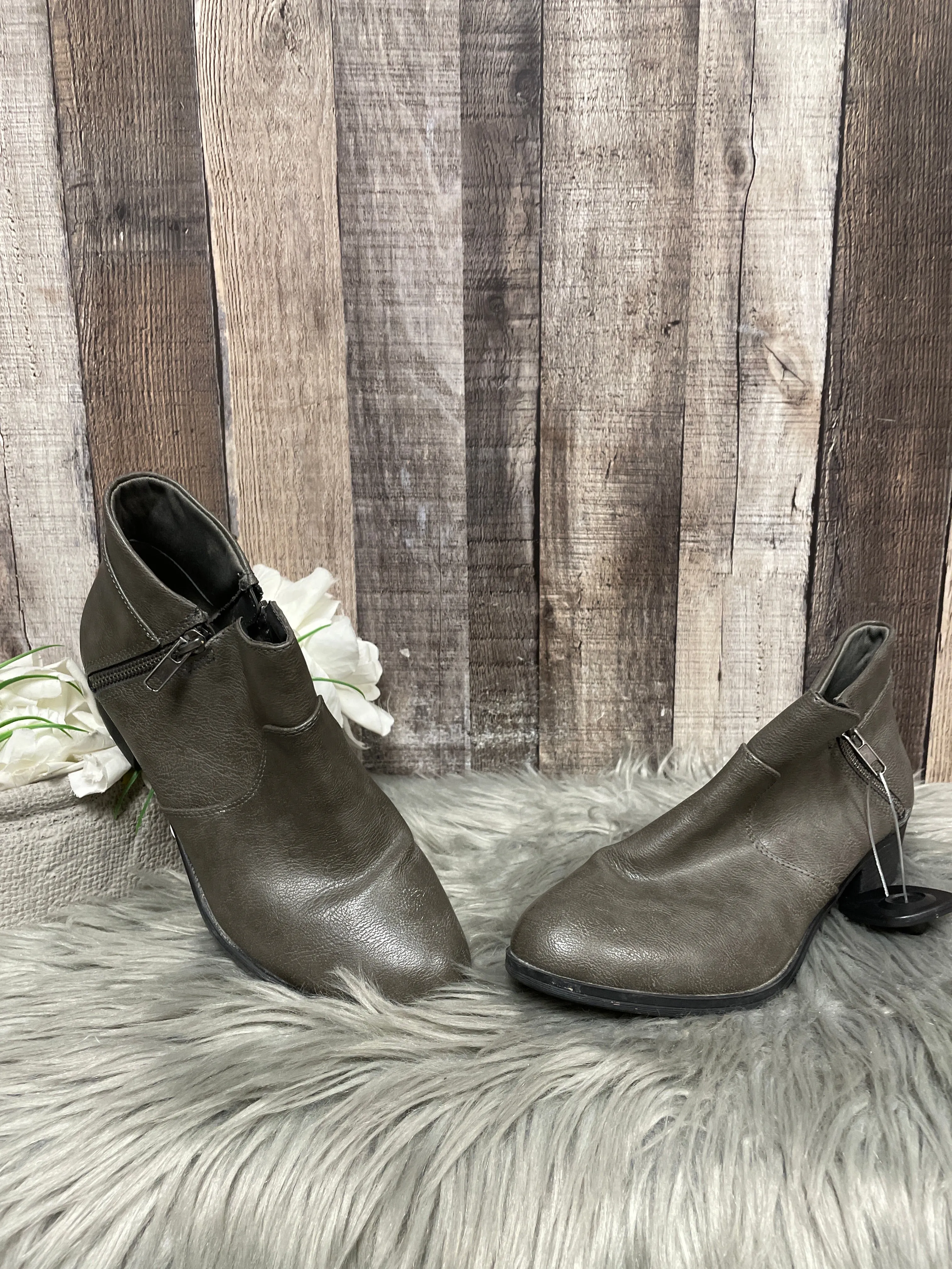 Boots Ankle Flats By Cme In Grey, Size: 7.5