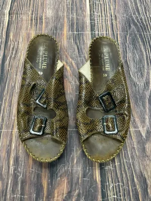 Sandals Flats By Clothes Mentor In Snakeskin Print, Size: 8.5