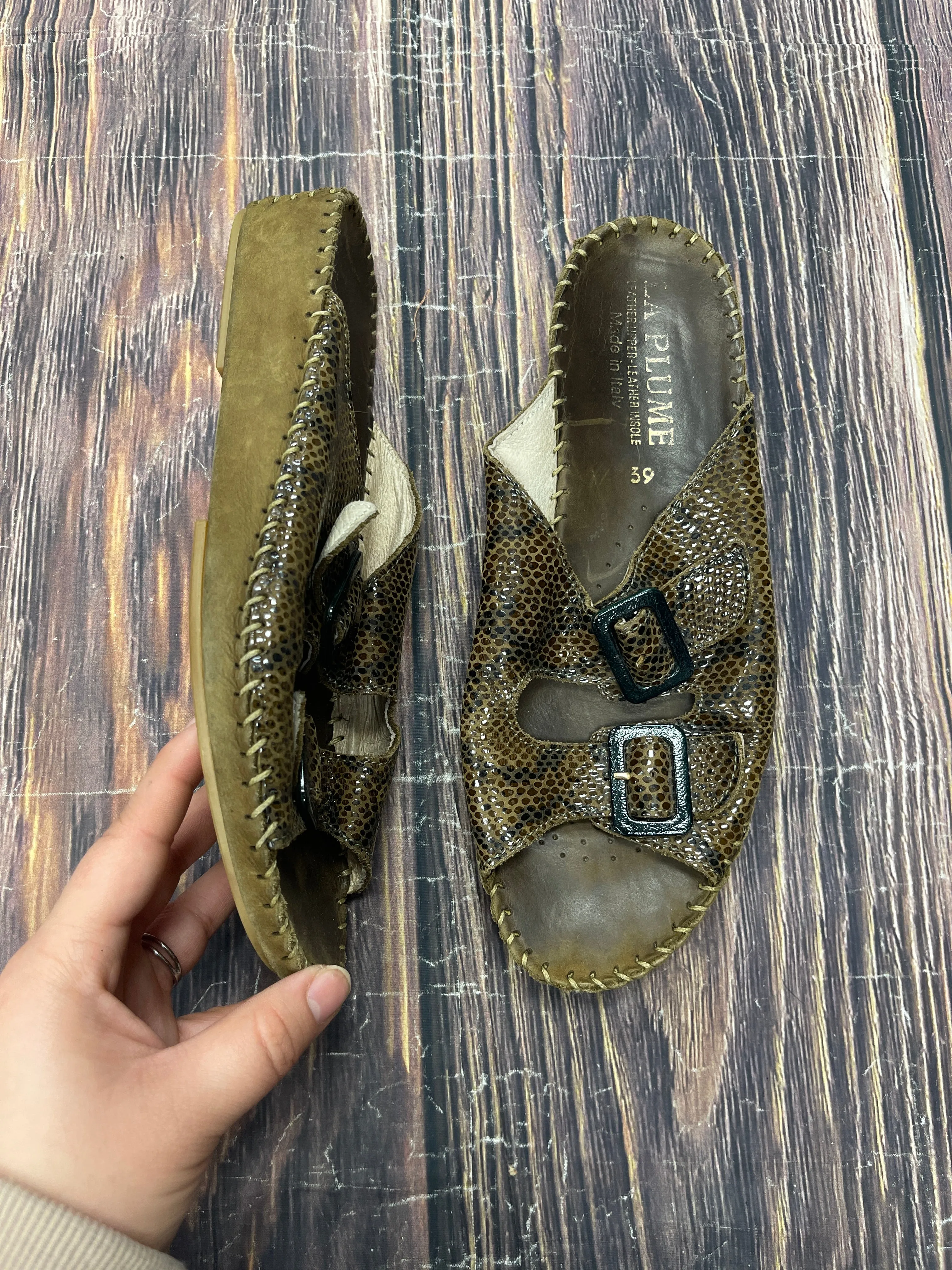 Sandals Flats By Clothes Mentor In Snakeskin Print, Size: 8.5